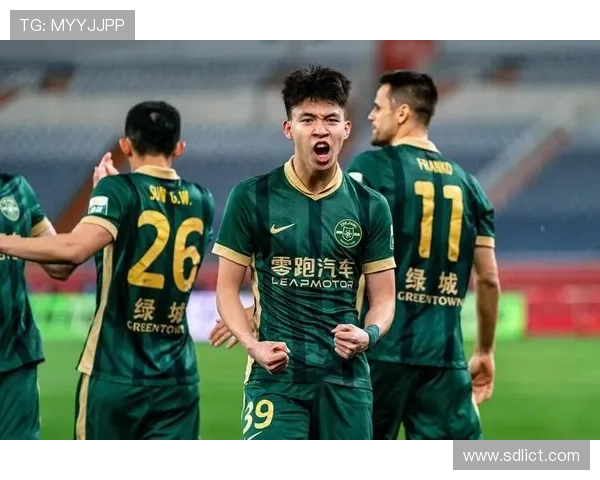 烧烤店偶遇中超足球球星 握手合影引粉丝热议惊喜不断 烧烤店偶遇中超足球球星 握手合影引粉丝热议惊喜不断